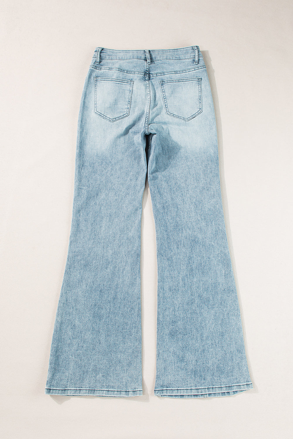 Wide leg jeans with pockets in light denim, slightly stretchy fabric.