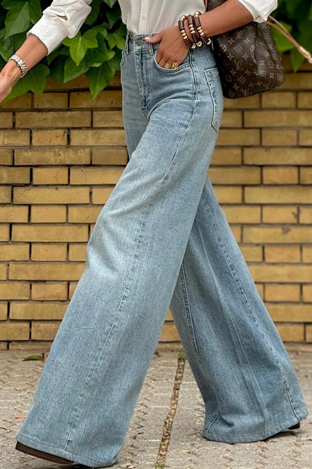 Wide leg jeans with pockets, slightly stretchy, blue denim.