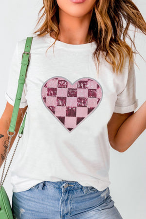 Sequin checkered heart t-shirt with round neck and short sleeves.