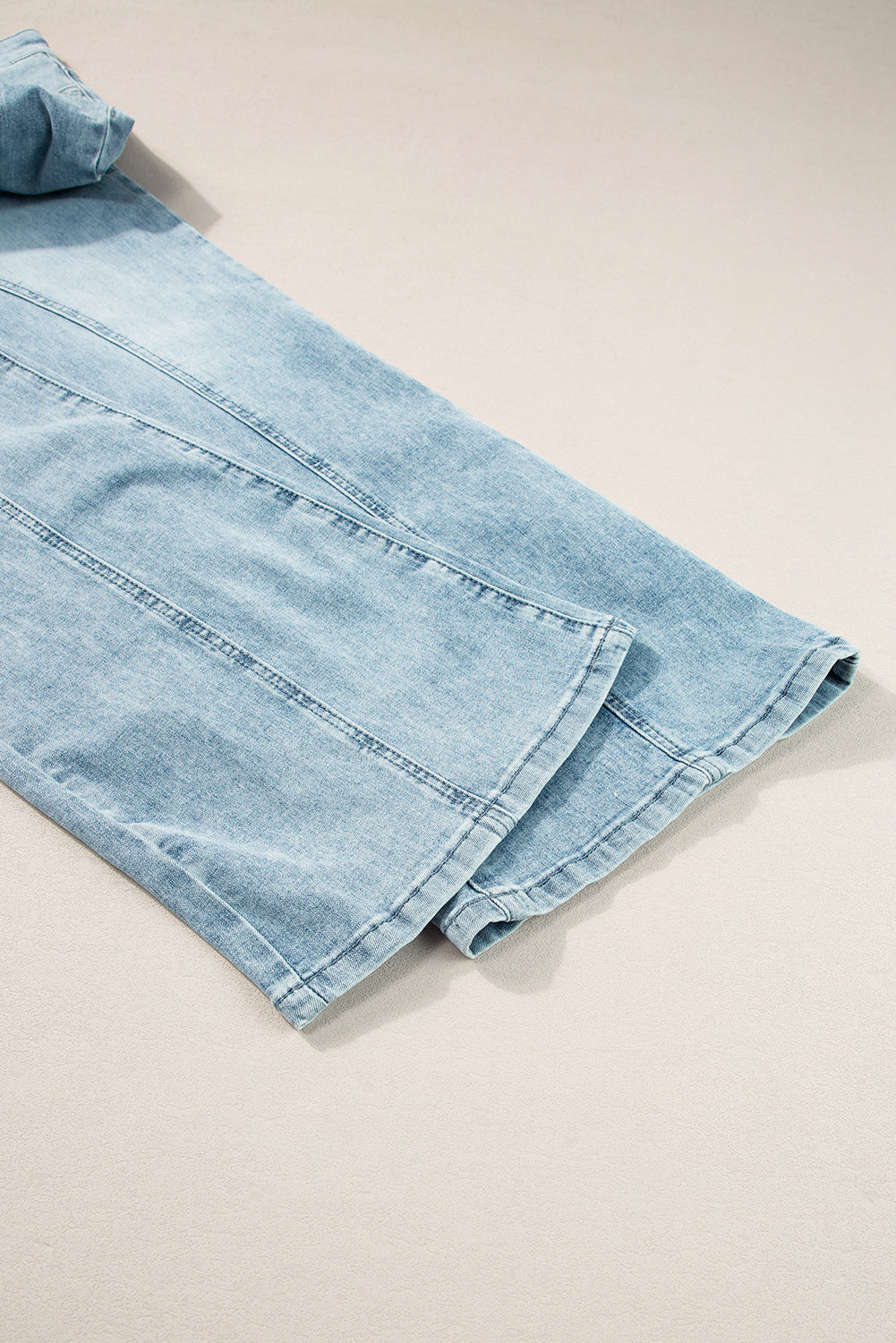 Wide leg jeans with slightly stretchy fabric and pockets in light blue denim.