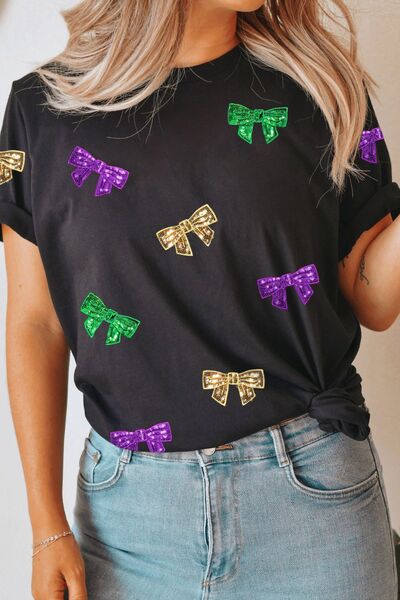 Black T-shirt with colorful sequin bow print, round neck, short sleeves.