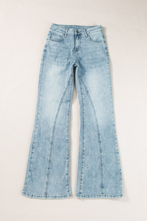 Wide leg jeans with pockets, slightly stretchy, in light blue denim.