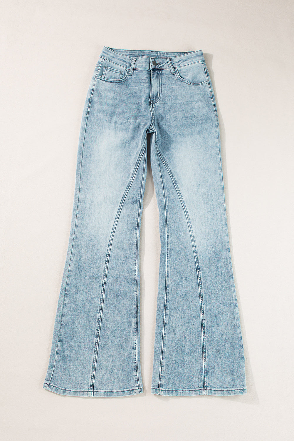 Wide leg jeans with pockets, slightly stretchy, in light blue denim.