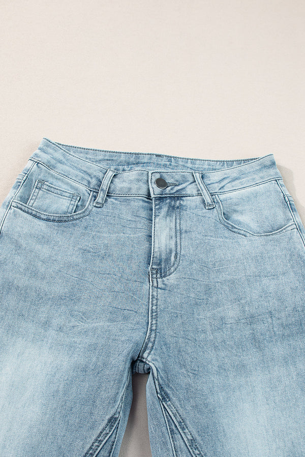 Wide leg jeans with pockets in light wash denim.