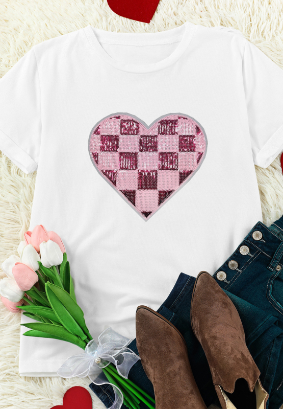 Sequin checkered heart design on white round neck short sleeve T-shirt.