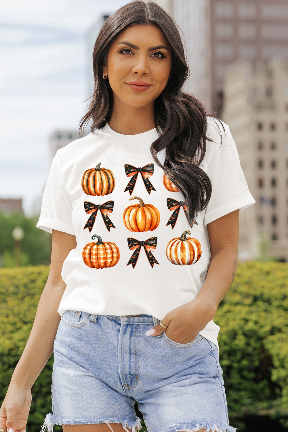 Pumpkin round neck short sleeve t-shirt with decorative pumpkin and bow design.