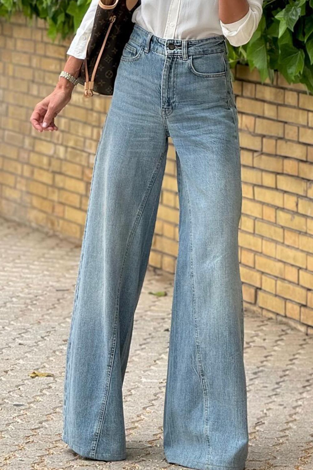 Wide leg jeans with pockets, slightly stretchy denim.