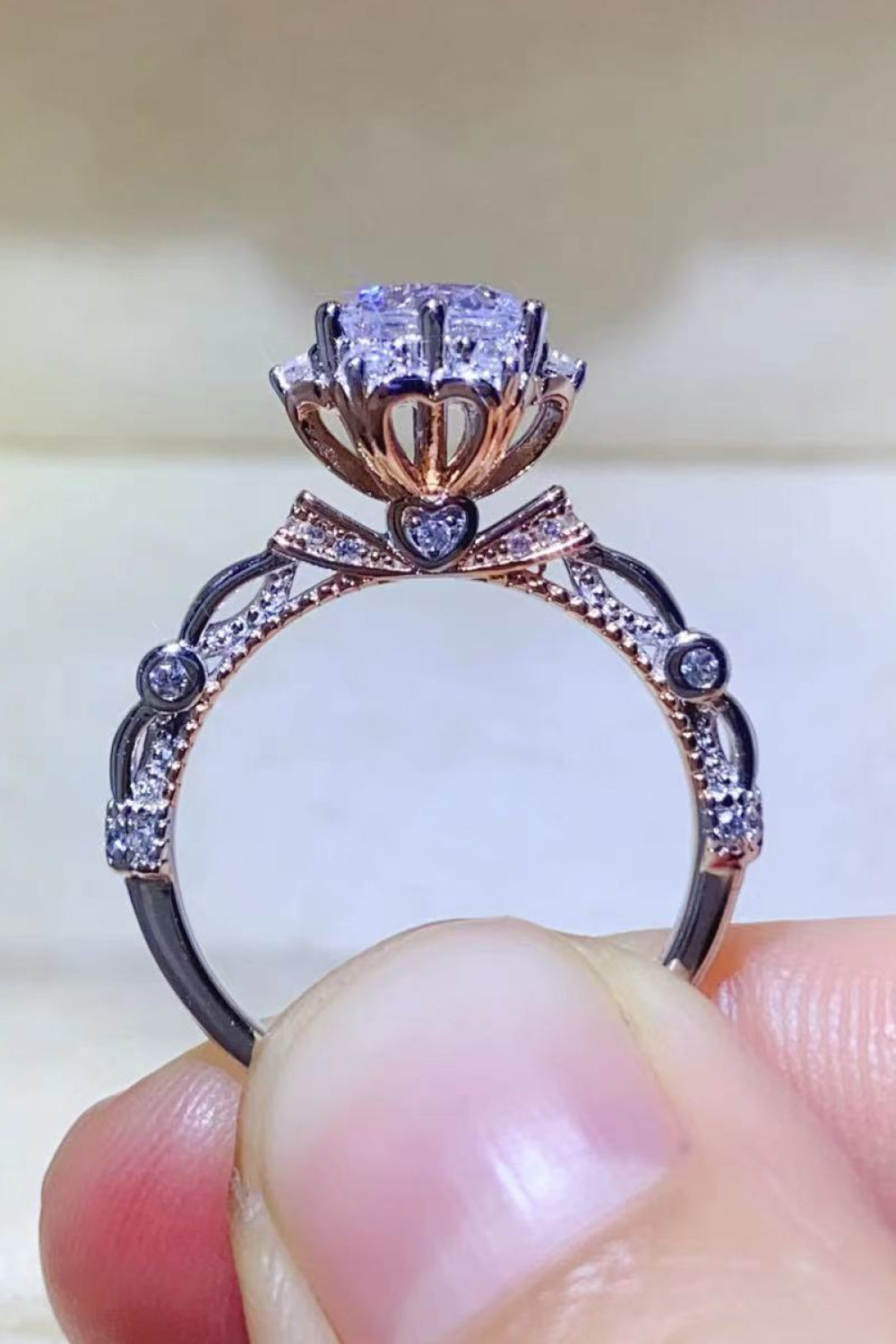 1 Carat Moissanite 925 Sterling Silver Ring with Platinum Plating and Zircon Accents.