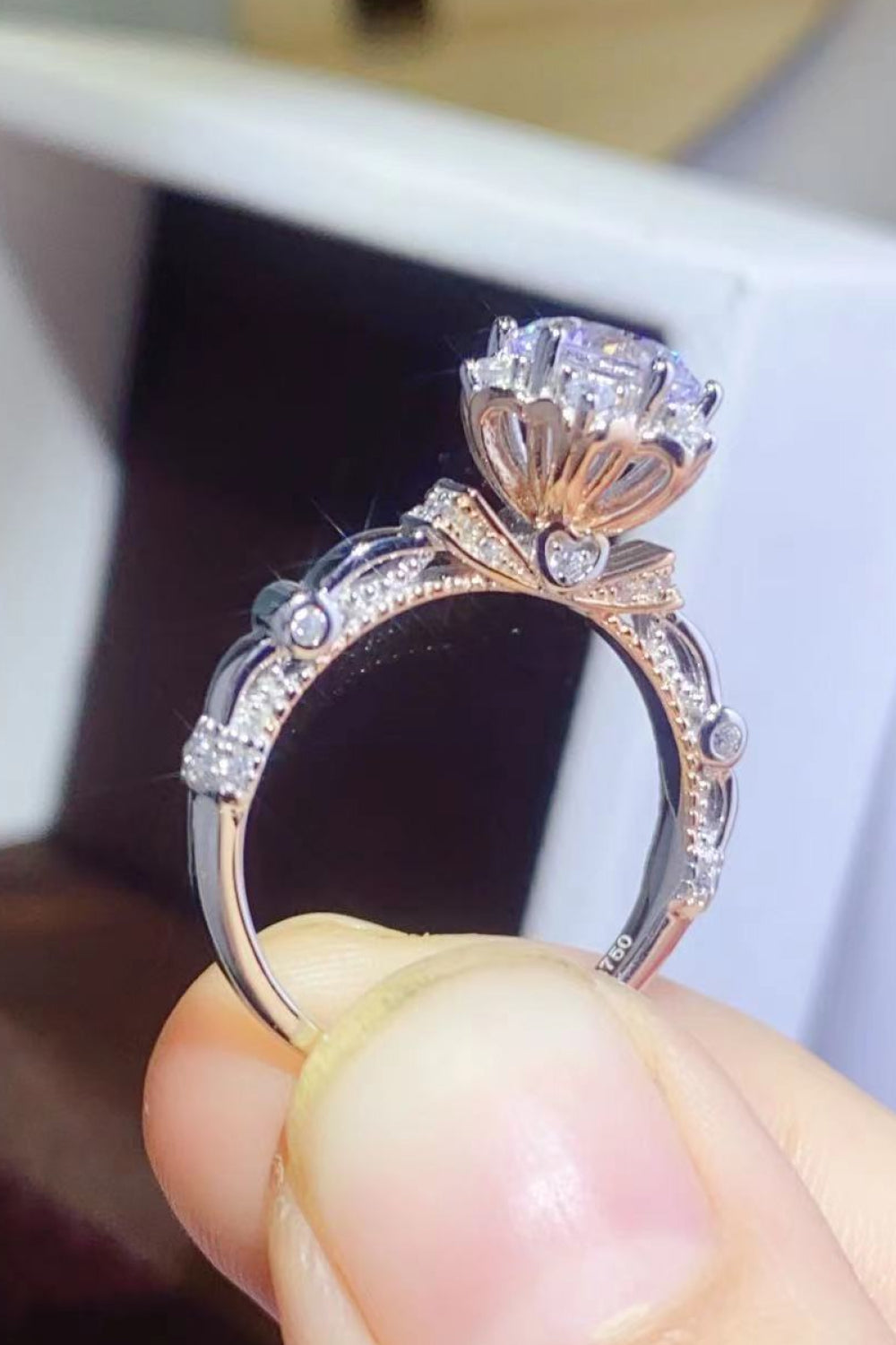 1 Carat Moissanite 925 Sterling Silver Ring with Platinum Plating and Zircon Accents.